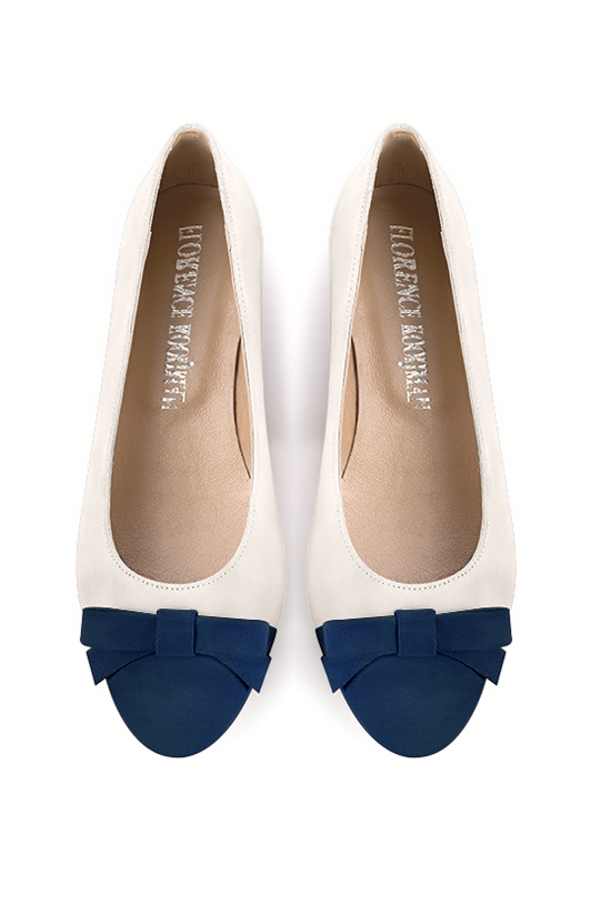 Women's navy blue and off white elegant ballet flats, with low heels. Round toe. Flat block heels - Top view